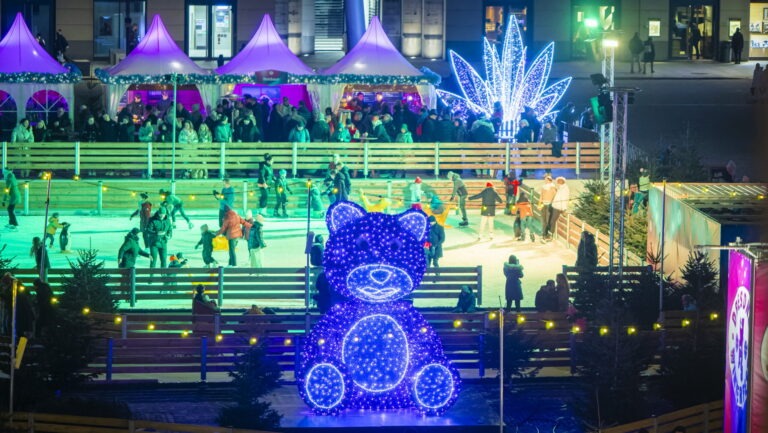 Eislaufen mit Cityblick, heiße Beats, Streetfood und ein „Aschenputtel on Ice“-Gastspiel. Foto © Plan de Saxe / Sylvio Dittrich