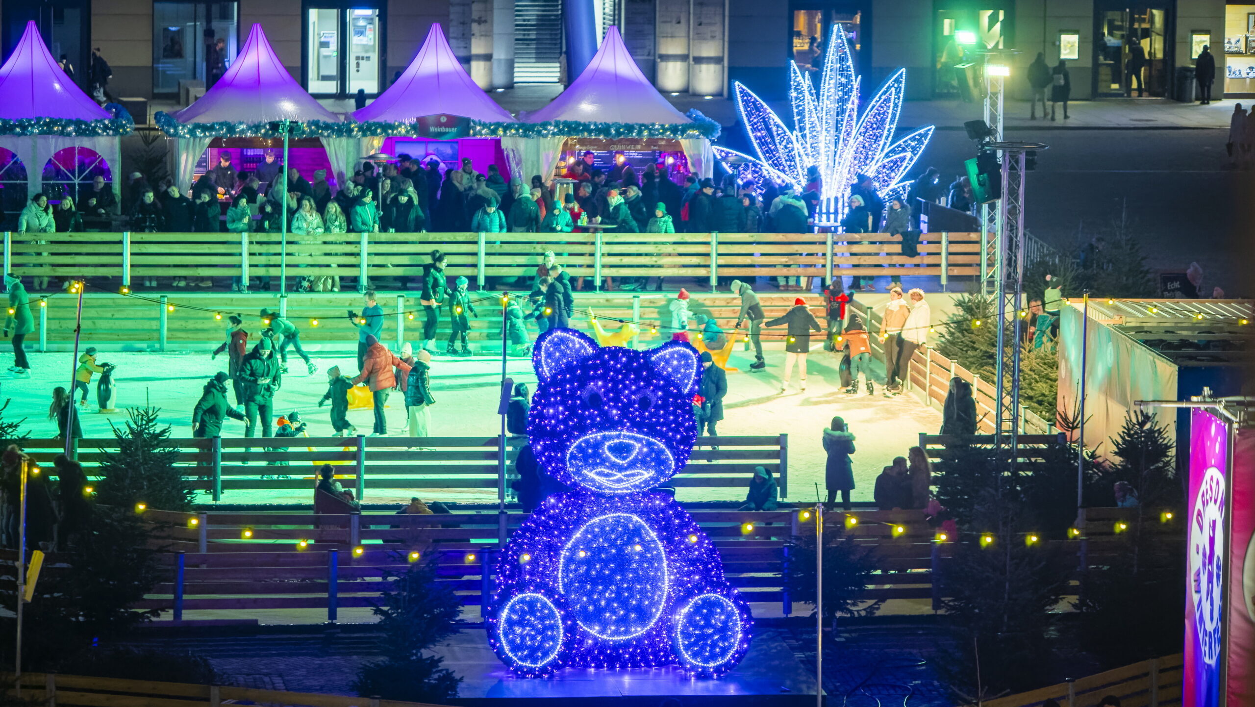 Eislaufen mit Cityblick, heiße Beats, Streetfood und ein „Aschenputtel on Ice“-Gastspiel. Foto © Plan de Saxe / Sylvio Dittrich