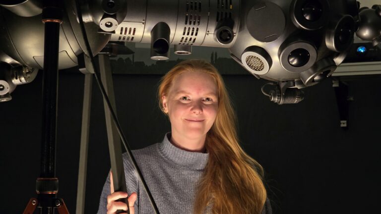 Bianca Anke am neuen Full-Dome-Projektor, der gerade aufgebaut wird. Foto: © Branczeisz