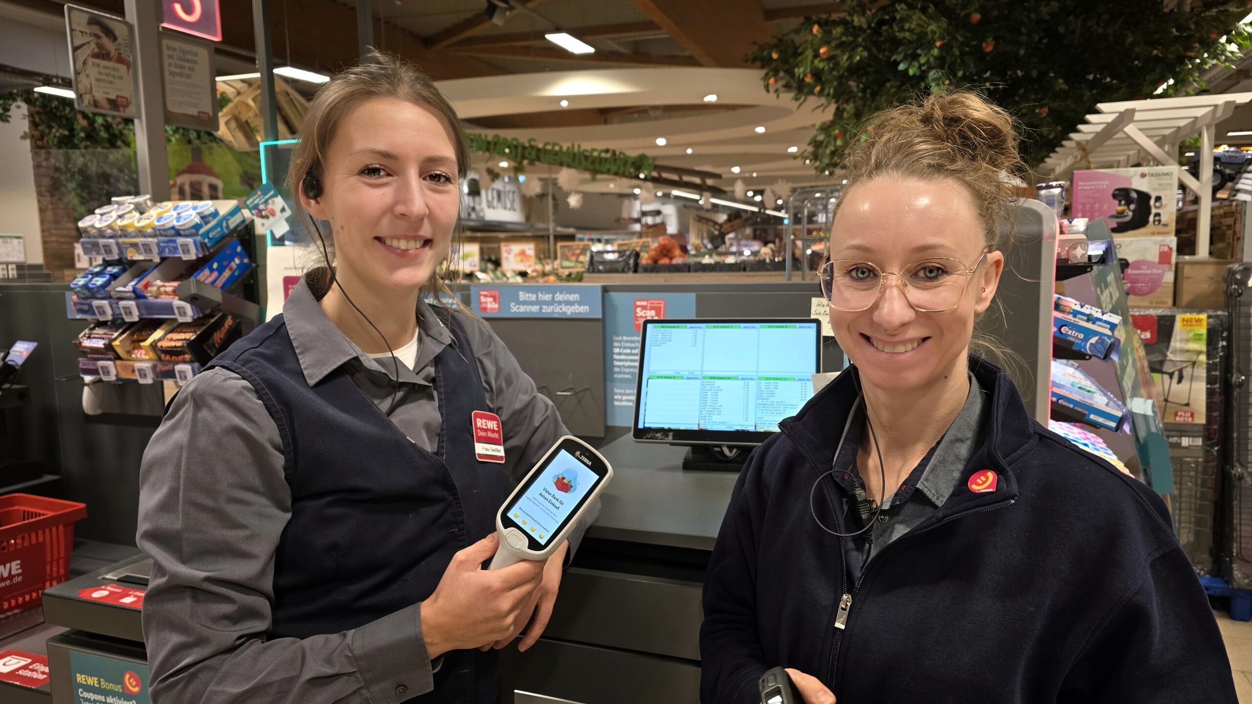 Lisa Geißler und Claudia Wittich zeigen im REWE-Markt, wie SB-Kassen funktionieren. Foto: © Branczeisz