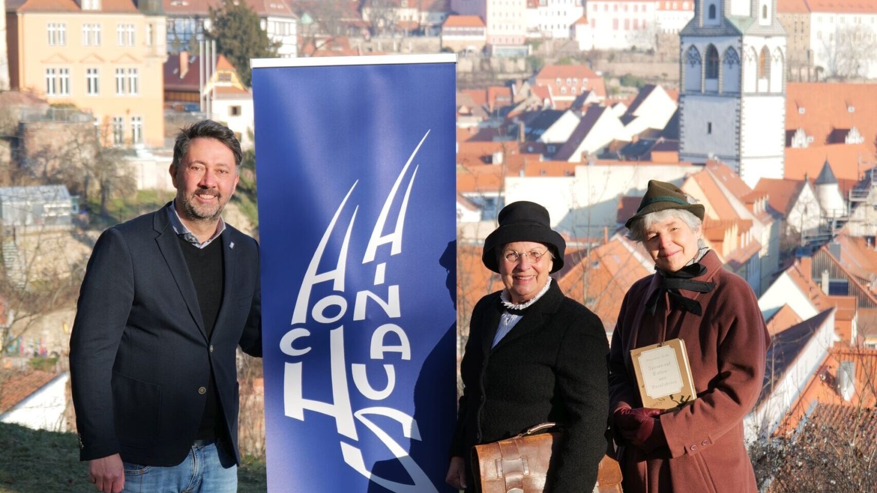 Stadtmarketingchef Christian Friedel präsentierte gemeinsam mit Marianne Horns und Karin Lehmann (v.l.) alias Margarete und Elsbeth Große. Foto © Stadt Meißen