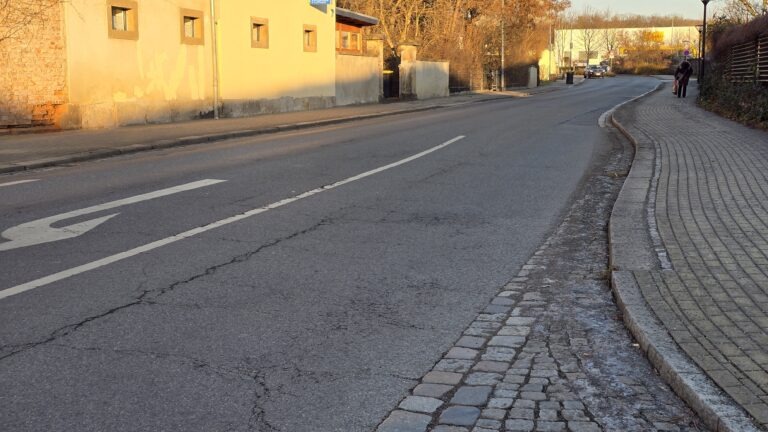 Was Anwohner befürchtet hatten – der Verkehr schlängelt sich jetzt öfter über den Augustusweg.
