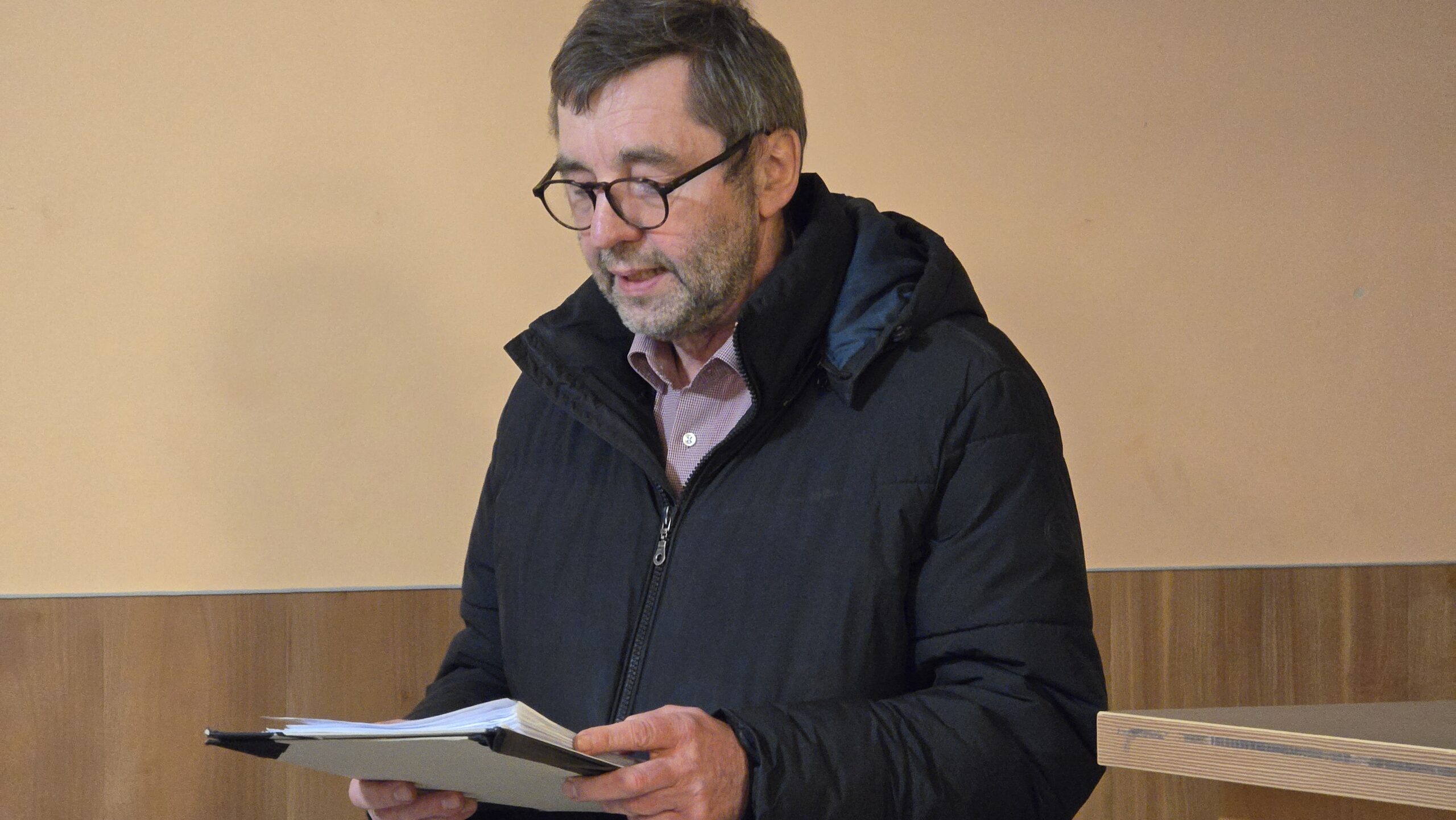 Bürgermeister Jörg Hänisch verliest den Text, warum das Forum nicht stattfindet.