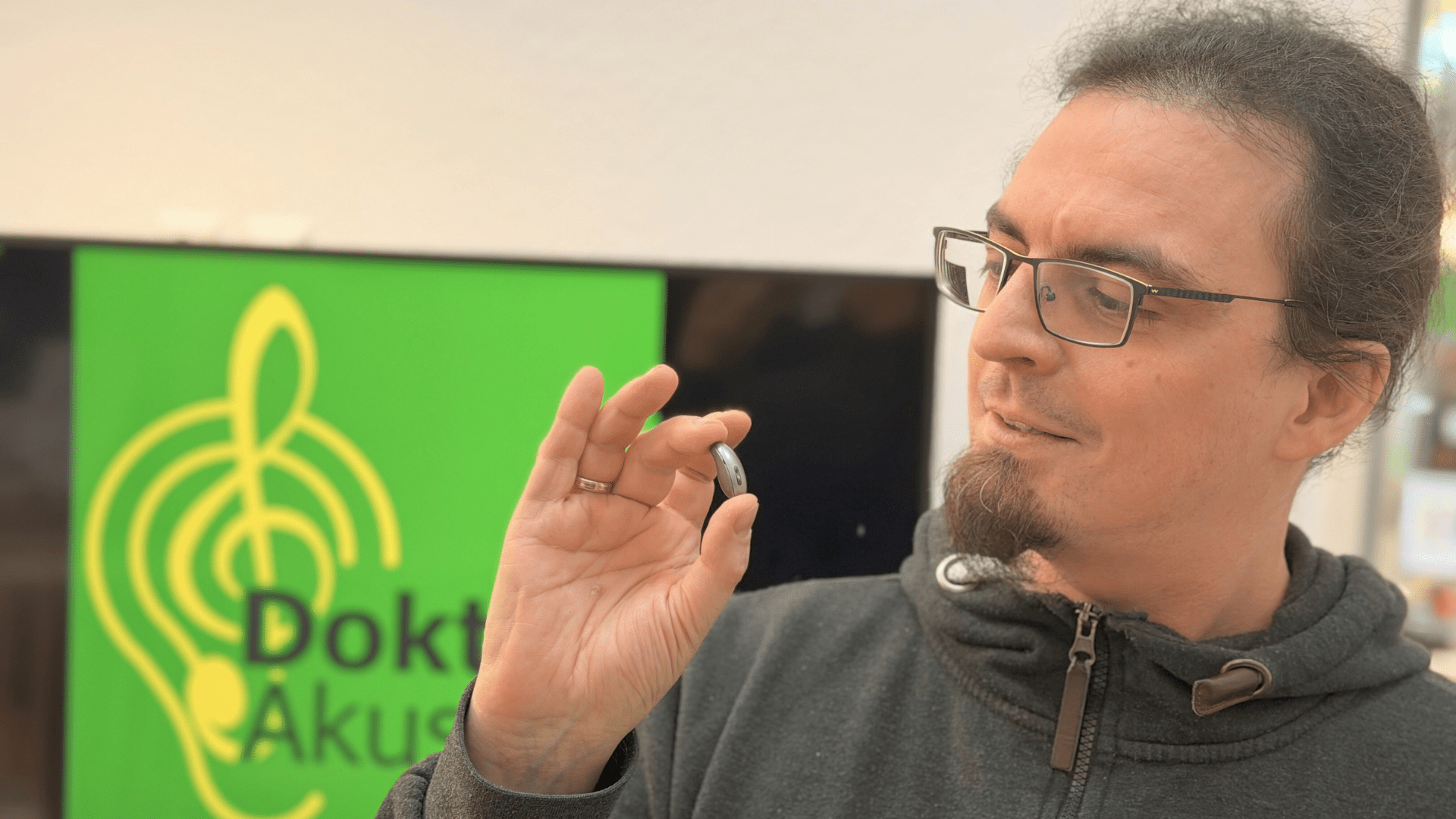 Welttag des Hörens: Doktor Akustik bringt außergewöhnliches Hörsystem nach Radebeul