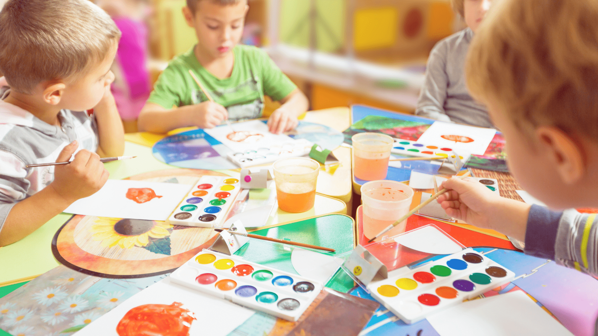 Kinder spielen und malen auf einem Tisch Kindergarten - Foto © DAPA Images (Symbolbild)