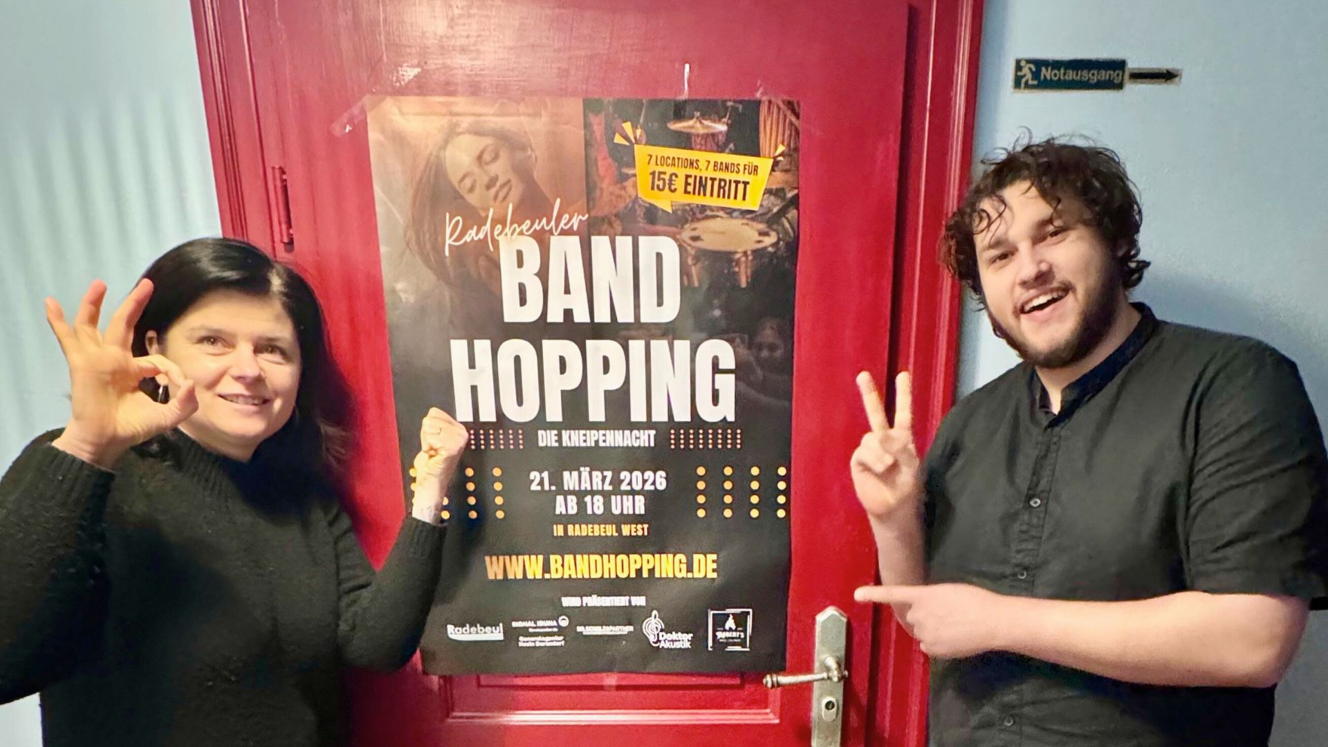 Schwarze Seele Radebeule mit dem Band Hopping Plakat in ihrem Gastraum