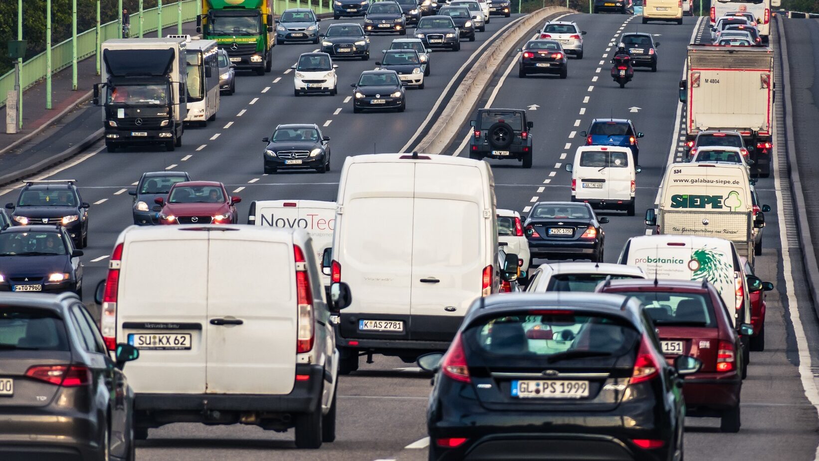 Künftig könnten Monocams überwachen, ob der Autofahrer das Handy am Ohr hat. Foto © Archiv