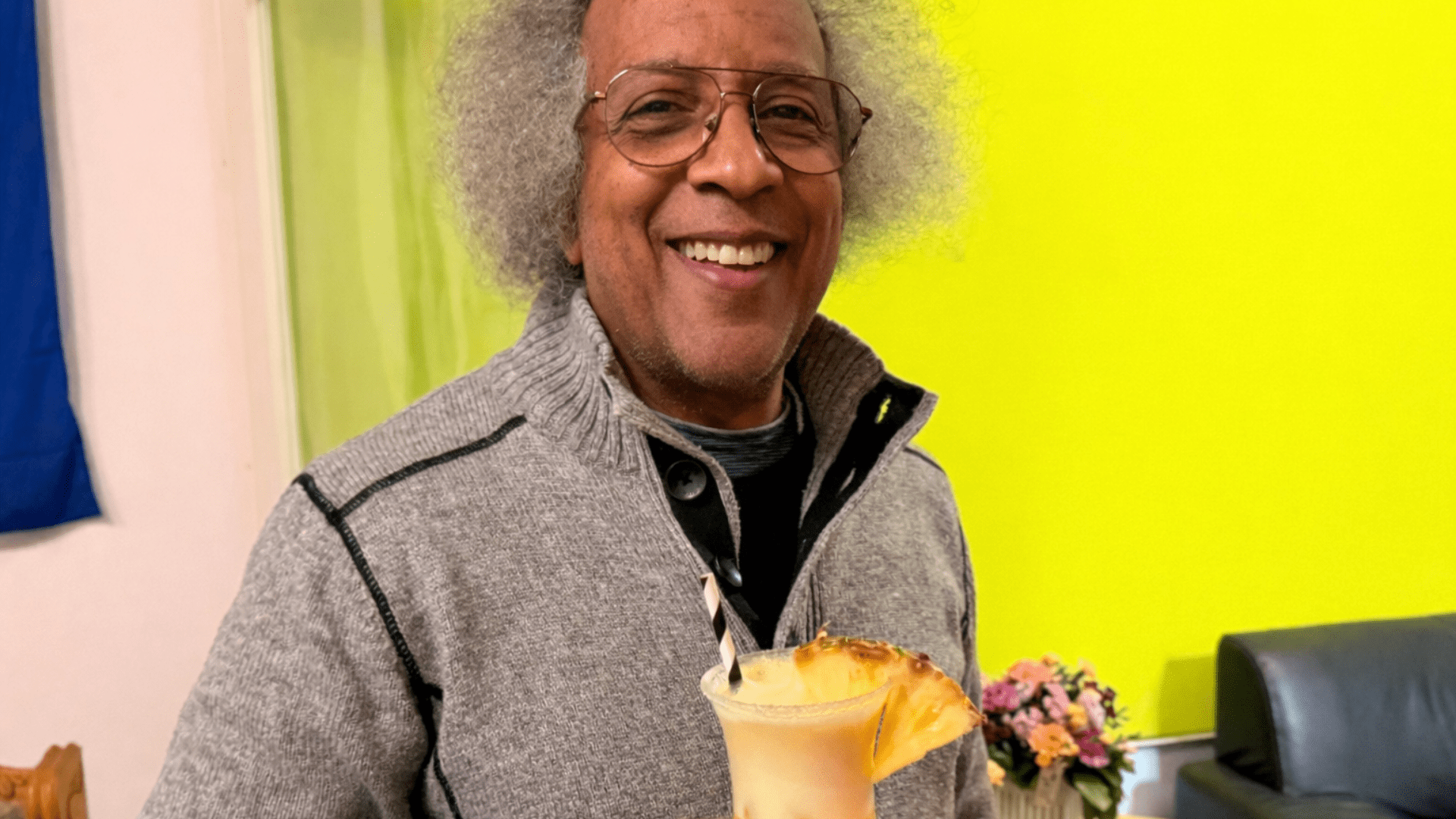 Diosdado Jiménez Martínez in seiner Bar Habana Este in Radebeul Mitte mit einem Pino Colada in der Hand Foto © Radebeul Aktuell (PS)