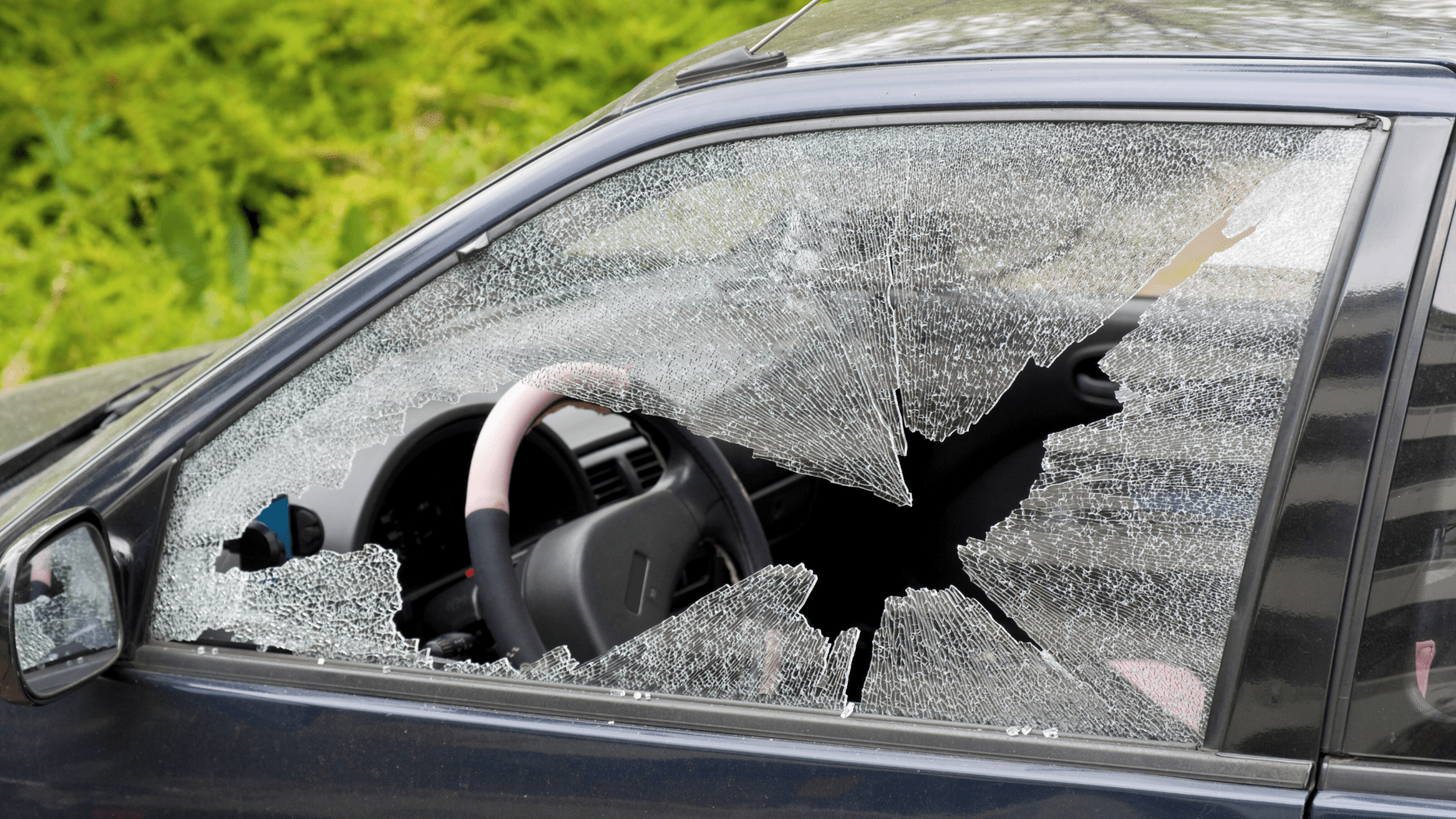 Eingeschlagene Autoscheibe an einem sonnigen Tag