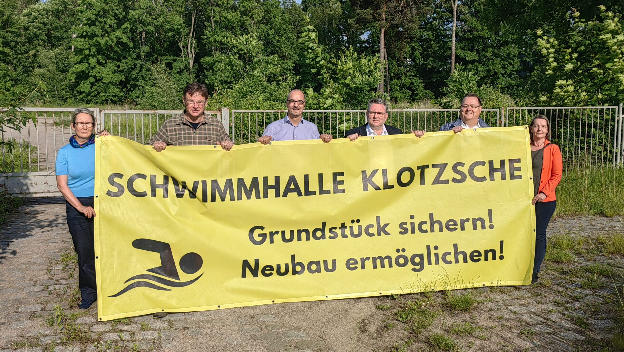 Juni 2025: Team Zastrow und Ortschaftsräte aus dem Dresdner Norden erinnern an Stadtratsbeschlüsse und fordern von der Stadt Dresden, das Grundstück für die neue Schwimmhalle nicht zu veräußern. Foto © Branczeisz