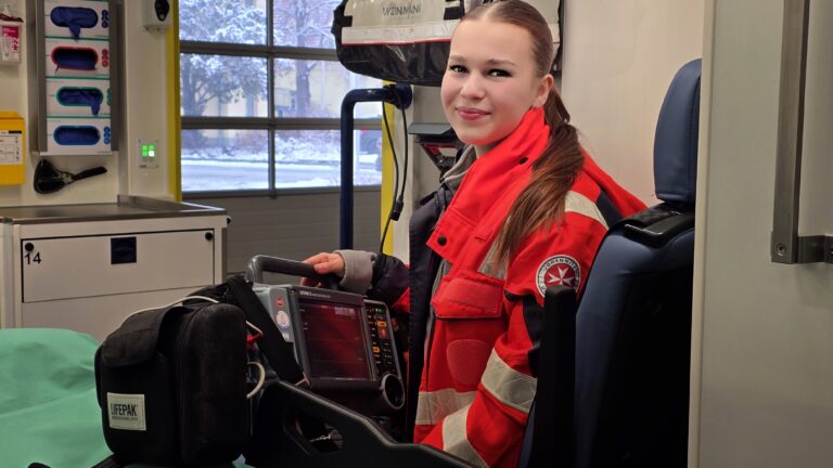 Lilli (19) erlebt ihren Traumjob: Ausbildung zur Notfallsanitäterin. Foto © Branczeisz