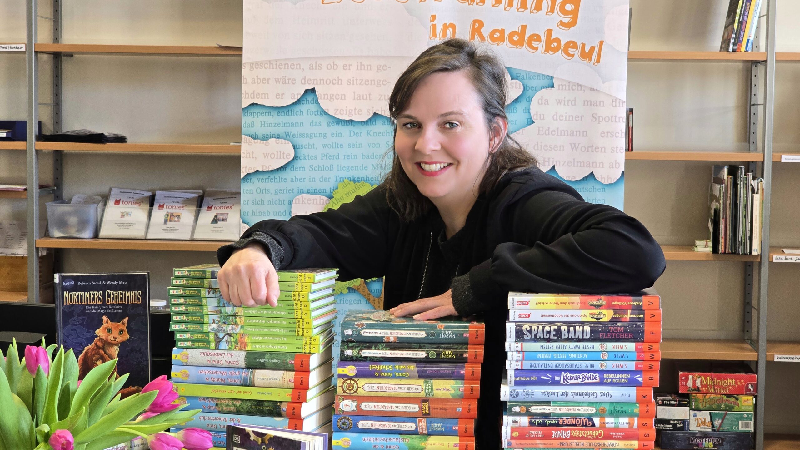 Bibliotheksleiterin Katharina Schmidt wartet auf viele junge Leser. Foto © Branczeisz