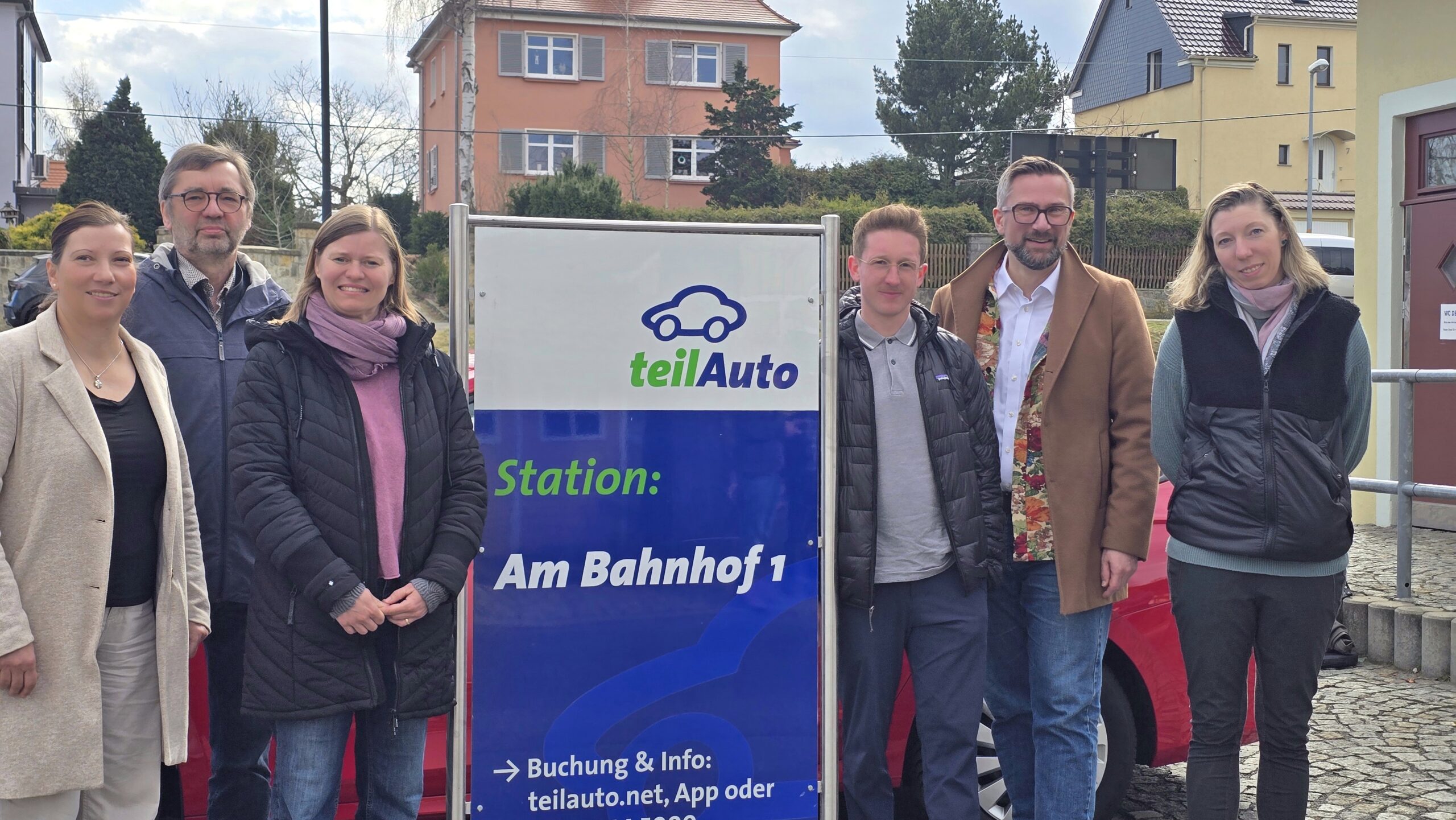 Großer Bahnhof am Bahnhof - für das erste teilAuto: Gundula Bleul, Jörg Hänisch, Silvia Mehlich, Marcus Buchfeld, Martin Dulig und Susan Lehmann. Foto © Branczeisz