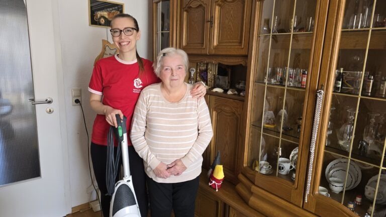 Anna Jiraskova ist heute bei Martha Broll zu Hause. Neben der Hausarbeit gibt es auch viel zu erzählen. Foto © Branczeiz