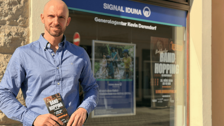Kevin Derendorf vor seiner SIGNAL IDUNA Agentur in Alkötzschenbroda Foto © Radebeul Aktuell (PS)
