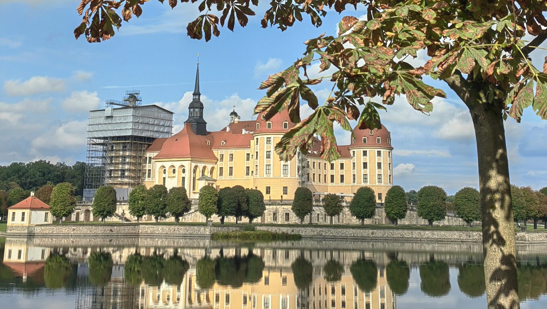 Schwerer Unfall in Moritzburg: 85-Jährige auf der Schloßallee schwer verletzt.