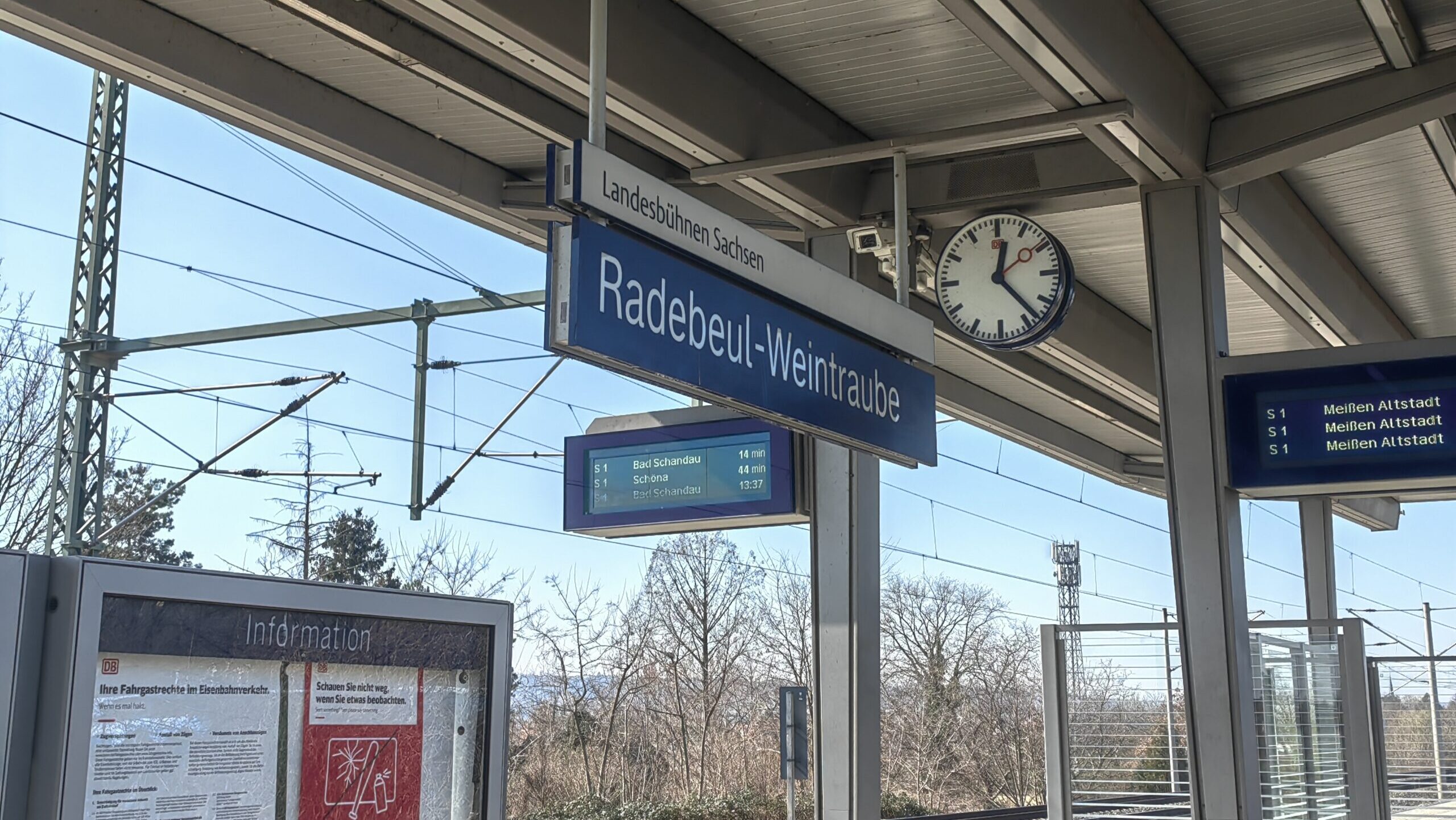 Unbekannte sprengten am frühen Montagmorgen am Bahnhof "Radebeul-Weintraube" einen Fahrkartenautomaten. Foto © Branczeisz