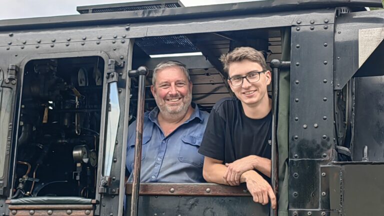 Lokführer Ronny Lantzsch und Heizer Jakob Lindner auf "ihrem" Lößnitzdackel. Foto © Branczeisz