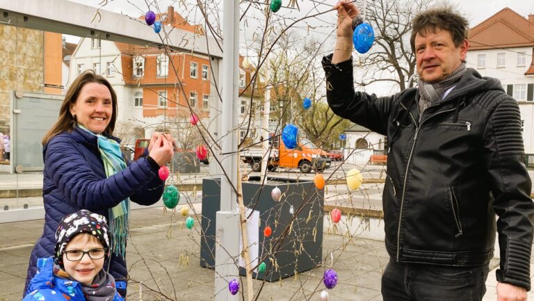 Jonas von der Kita „Löwenzahn“ schmückte gemeinsam mit seiner Kindergartengruppe sowie Bürgermeisterin Friederike Trommer und dem Leiter des Ordnungswesens, Olaf Lier, ein Birkenbäumchen am Lovosicer Platz. Foto © Stadt Coswig