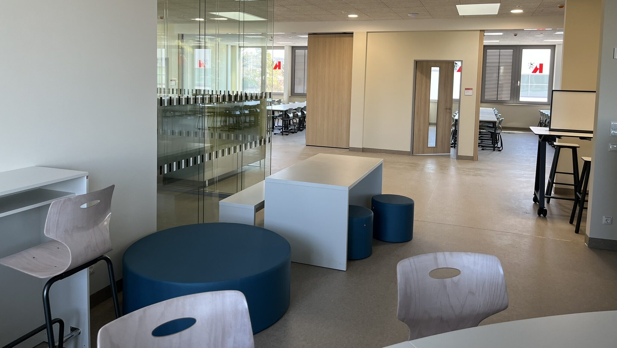 Flexible, offen gestaltete Lernbereiche ergänzen klassische Unterrichts- und Gruppenräume.