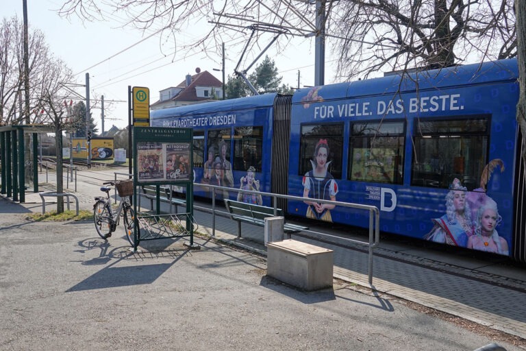 Sachsen / Weinböhla: Am 17.03.2026 sprengten Unbekannte gegen 0 Uhr einen Fahrkartenautomaten an der Südstraße in Weinböhla. (Text: Polizeidirektion Dresden) Unbekannte haben in der Nacht zu Dienstag zwei Automaten im Landkreis Meißen mit Pyrotechnik beschädigt. An der Südstraße in Weinböhla brachten die Täter Pyrotechnik in einem Fahrkartenautomaten zur Explosion. Der Automat wurde zerstört, an seinen Inhalt gelangten die Täter jedoch nicht. An der Straße Am Sandberg in Moritzburg sprengten die Täter einen Zigarettenautomaten. Wieviel Zigarettenschachteln und Bargeld die Täter stahlen, ist noch nicht bekannt. Auch Schadenssummen sind noch nicht beziffert. Die Polizei ermittelt in beiden Fällen und sucht Zeugen, die Angaben zu den Sprengungen oder den Tätern machen können. Hinweise nimmt die Polizeidirektion Dresden unter der Rufnummer (0351) 483 22 33 entgegen