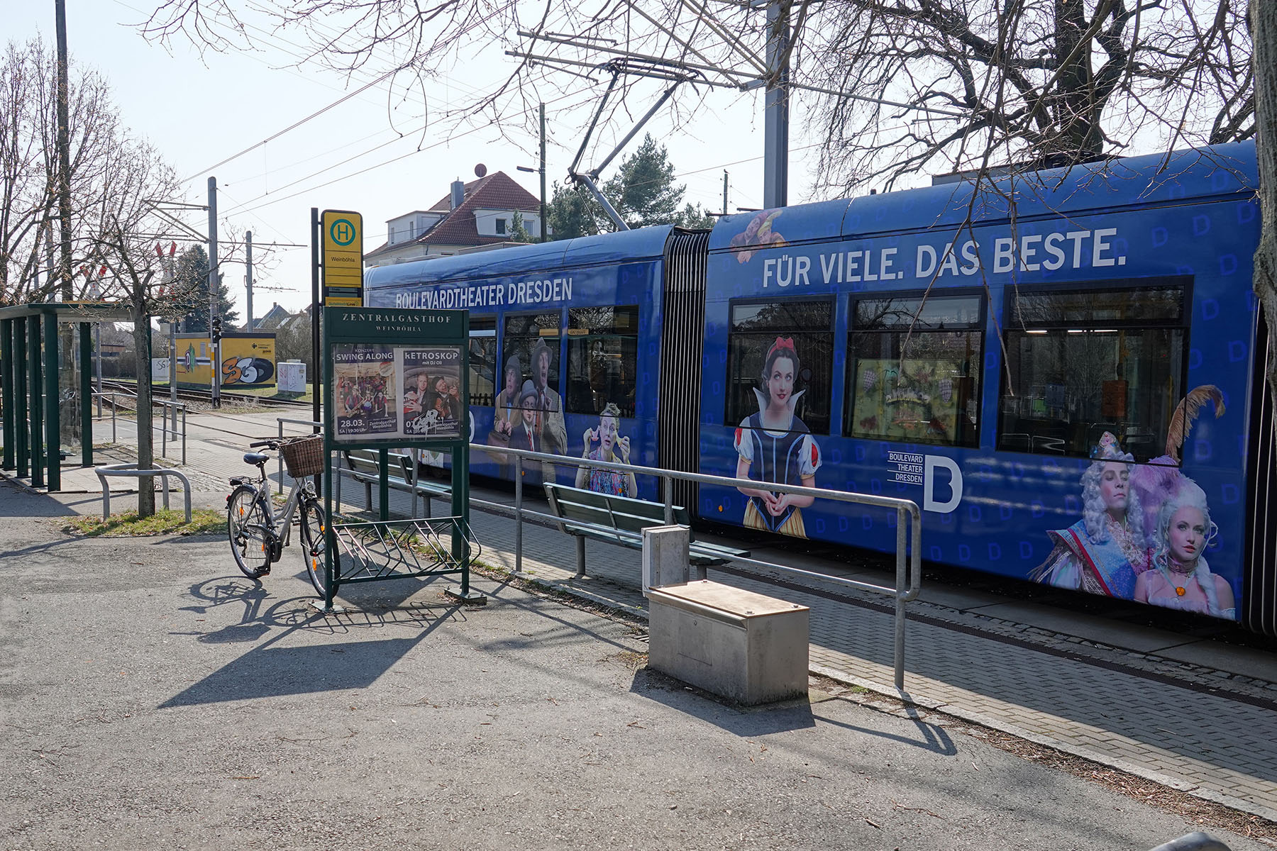 Sachsen / Weinböhla: Am 17.03.2026 sprengten Unbekannte gegen 0 Uhr einen Fahrkartenautomaten an der Südstraße in Weinböhla. (Text: Polizeidirektion Dresden) Unbekannte haben in der Nacht zu Dienstag zwei Automaten im Landkreis Meißen mit Pyrotechnik beschädigt. An der Südstraße in Weinböhla brachten die Täter Pyrotechnik in einem Fahrkartenautomaten zur Explosion. Der Automat wurde zerstört, an seinen Inhalt gelangten die Täter jedoch nicht. An der Straße Am Sandberg in Moritzburg sprengten die Täter einen Zigarettenautomaten. Wieviel Zigarettenschachteln und Bargeld die Täter stahlen, ist noch nicht bekannt. Auch Schadenssummen sind noch nicht beziffert. Die Polizei ermittelt in beiden Fällen und sucht Zeugen, die Angaben zu den Sprengungen oder den Tätern machen können. Hinweise nimmt die Polizeidirektion Dresden unter der Rufnummer (0351) 483 22 33 entgegen