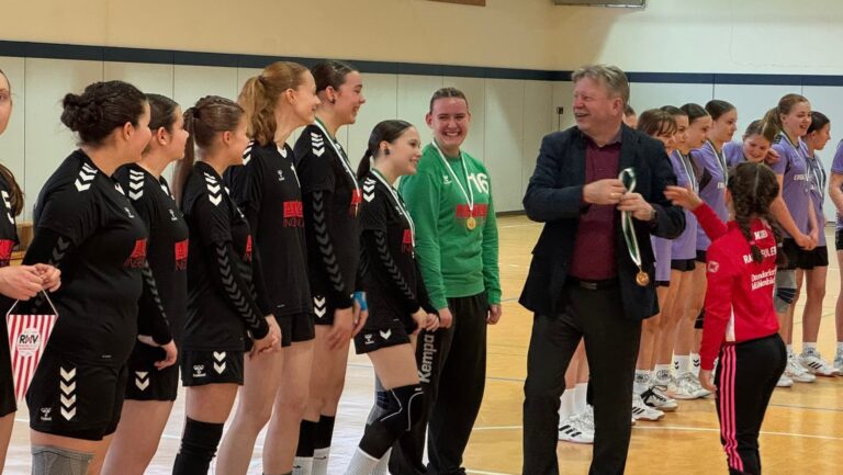 RHV C-Mädels gewinnen dramatisches Saisonfinale 27:26 gegen Heidenau. Wendsche ehrt Team, Final Four steht bevor. Foto © Nadine Hahn