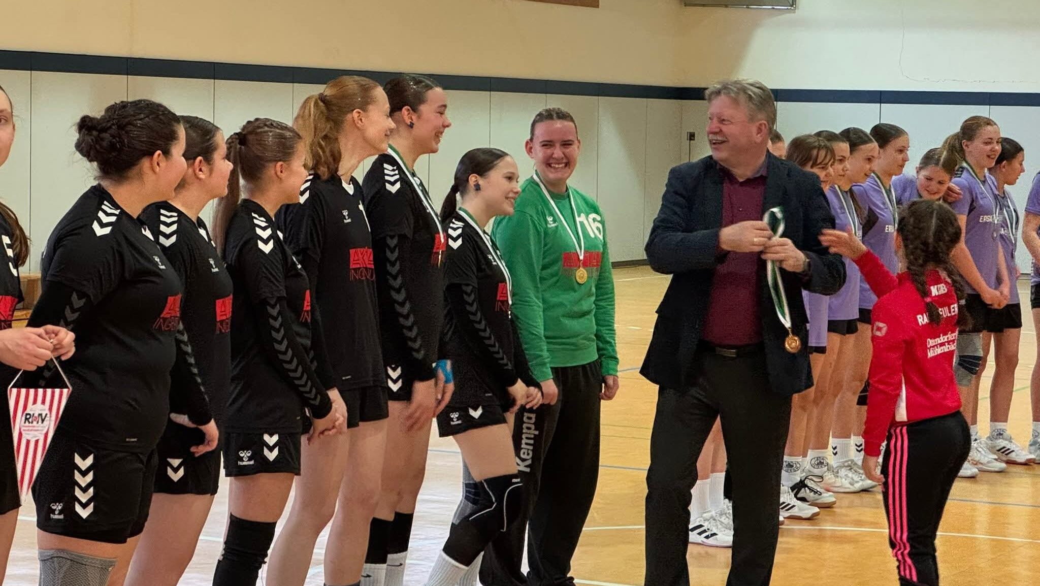 RHV C-Mädels gewinnen dramatisches Saisonfinale 27:26 gegen Heidenau. Wendsche ehrt Team, Final Four steht bevor. Foto © Nadine Hahn