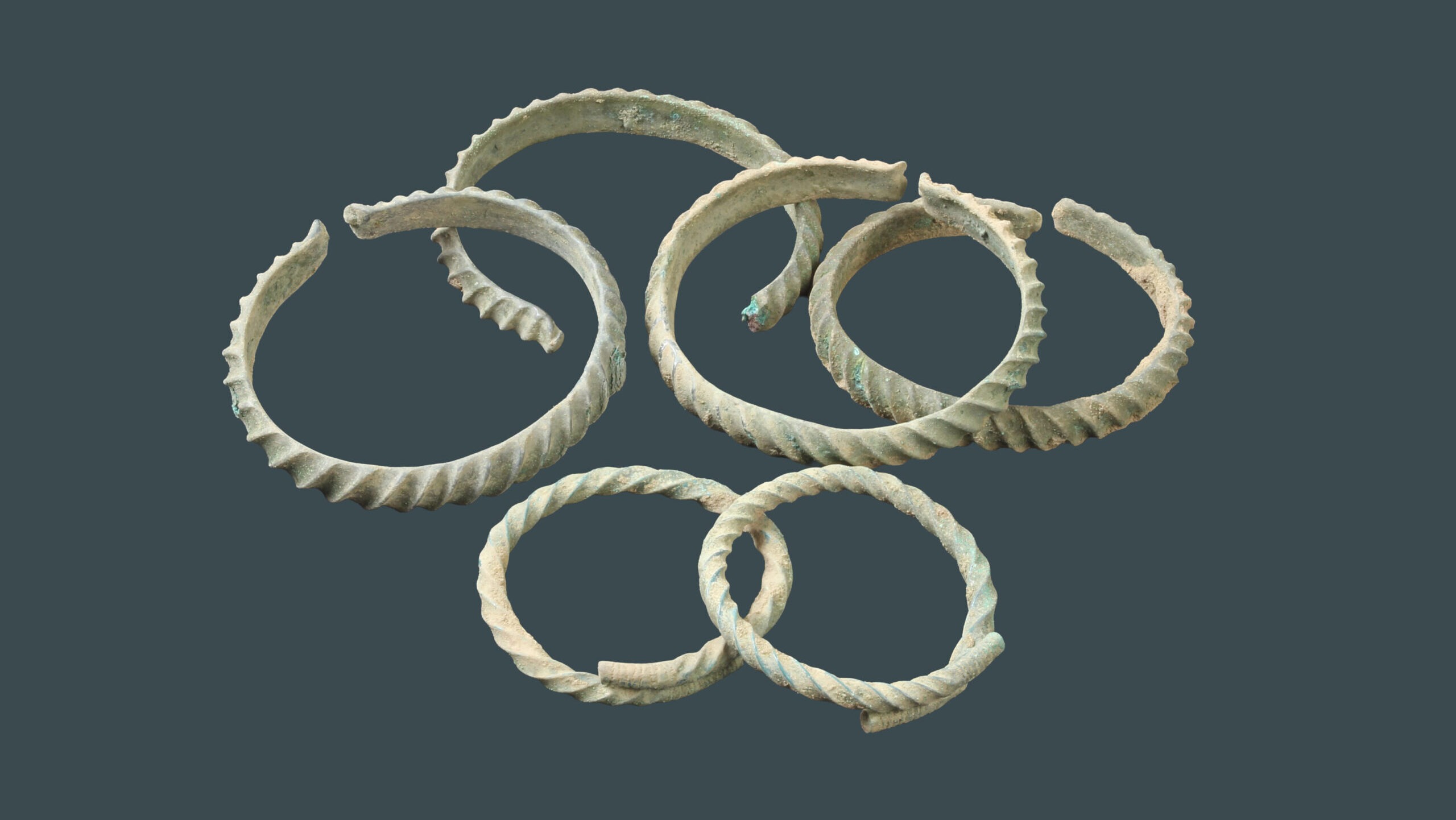 Das Ringdepot besteht aus zwei Armringen (Vordergrund) und vier Beinringen. Foto © Landesamt für Archäologie Sachsen