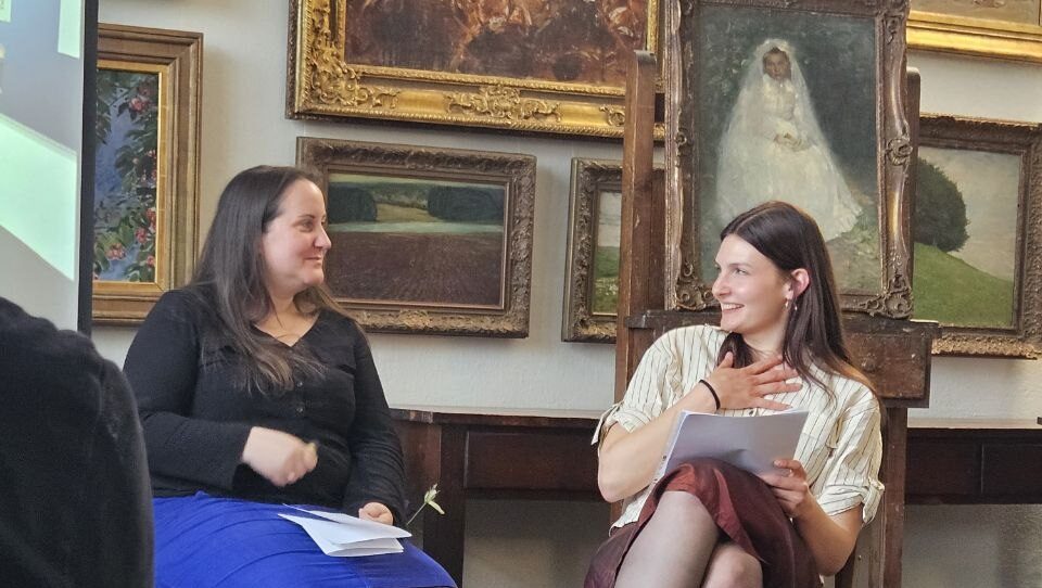 Juliane Gatomski im Gespräch mit Robert-Sterl-Preis-Trägerin 2025, Luca Pataki. Foto © R.-Sterl-Haus