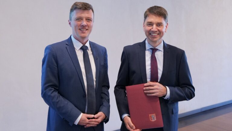 Aus den Händen von OB Markus Renner erhielt Sebastian Schöne (r.) im Rahmen der gestrigen Stadtratssitzung seine Berufungsurkunde. Foto: Stadt Meißen. Ein Bild in höherer Auflösung stellen wir Ihnen auf Wunsch gern zur Verfügung. Foto © Stadt Meißen
