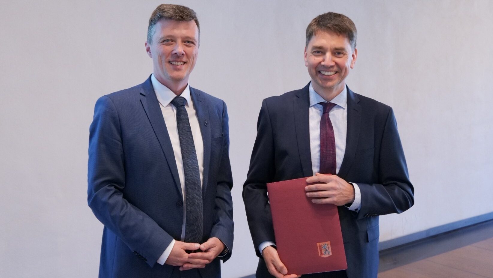 Aus den Händen von OB Markus Renner erhielt Sebastian Schöne (r.) im Rahmen der gestrigen Stadtratssitzung seine Berufungsurkunde. Foto: Stadt Meißen. Ein Bild in höherer Auflösung stellen wir Ihnen auf Wunsch gern zur Verfügung. Foto © Stadt Meißen