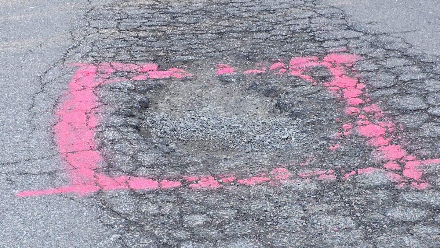 Dieses Schlagloch auf der Dippelsdorfer Straße in Altlindenau ist inzwischen notdürftig verfüllt. Foto © Branczeisz