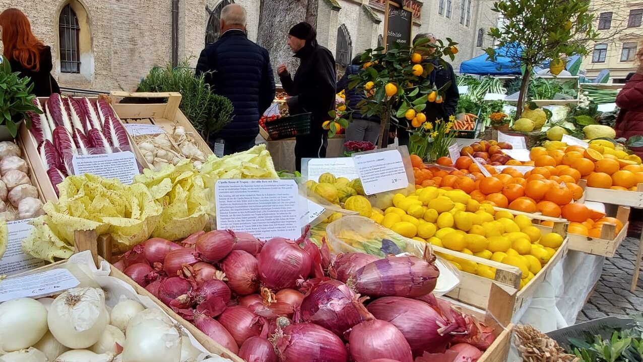 Grünmarkt in Meißen am 11. April mit neuen tschechischen Spezialitäten, frischen Produkten und mobiler Kaffeebar im Hof der Roten Schule. Foto © Stadt Meißen