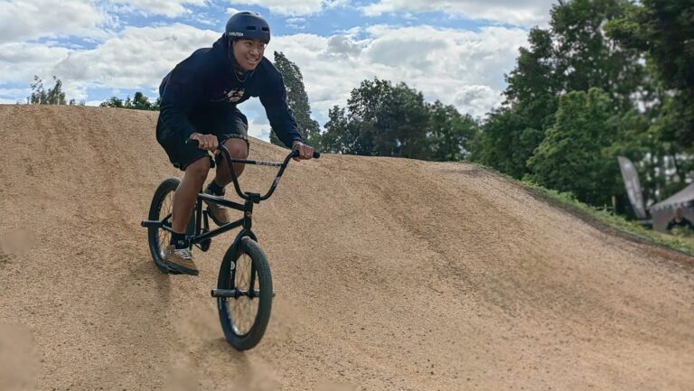 Profi-Biker Sikharin Supanmart war bei der Eröffnung 2025 dabei. Foto © Branczeisz