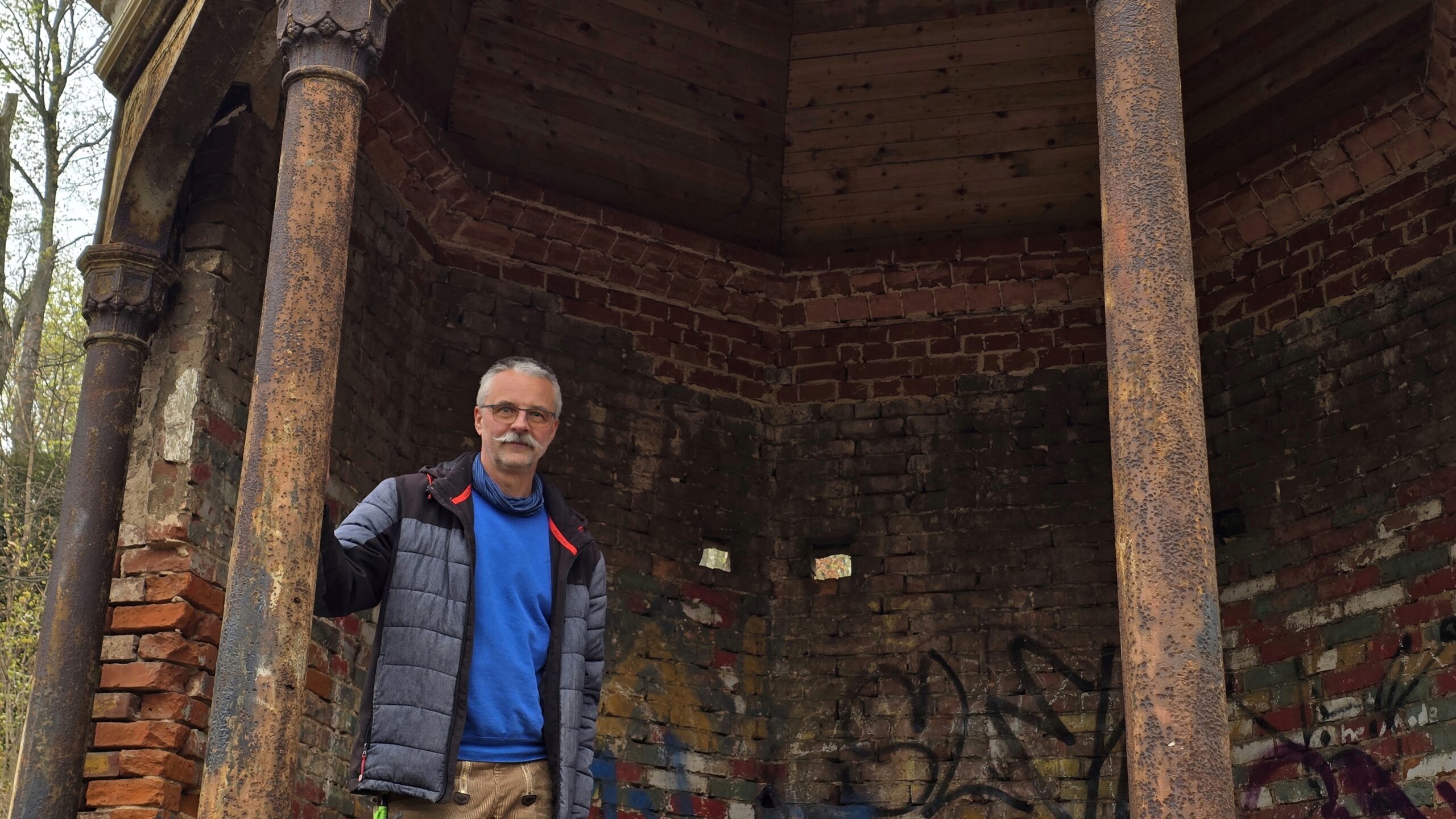 Robert Bialek ist Initiator der Rettung des Pavillons und hat selbst mit Hand angelegt . Foto © Branczeisz