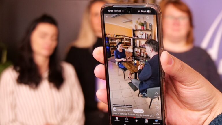 An den Schauplätzen des ersten Meißen-Live-Krimis befinden sich QR-Codes, mit denen man das gerade Gelesene, gekonnt in Szene gesetzt, als Video anschauen kann. Foto © Stadt Meißen