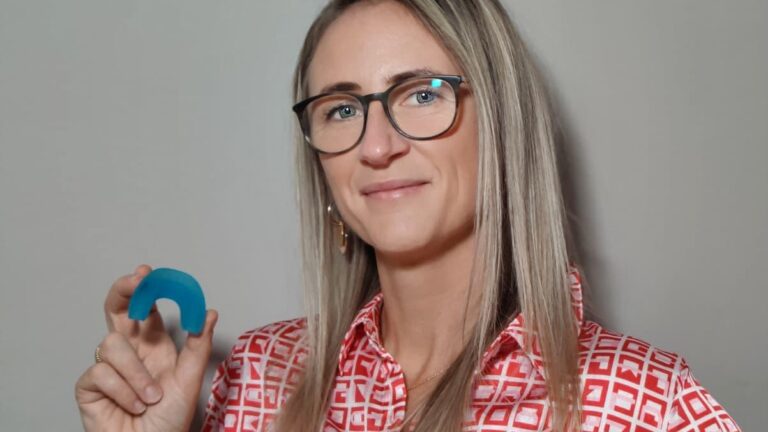 Theresa Scholz zeigt einen "Balancer" - er ähnelt einer Zahnschiene - allerdings trainiert er den Muskel "Zunge", um die Atmung zu verbessern. Foto © Emil Scholz