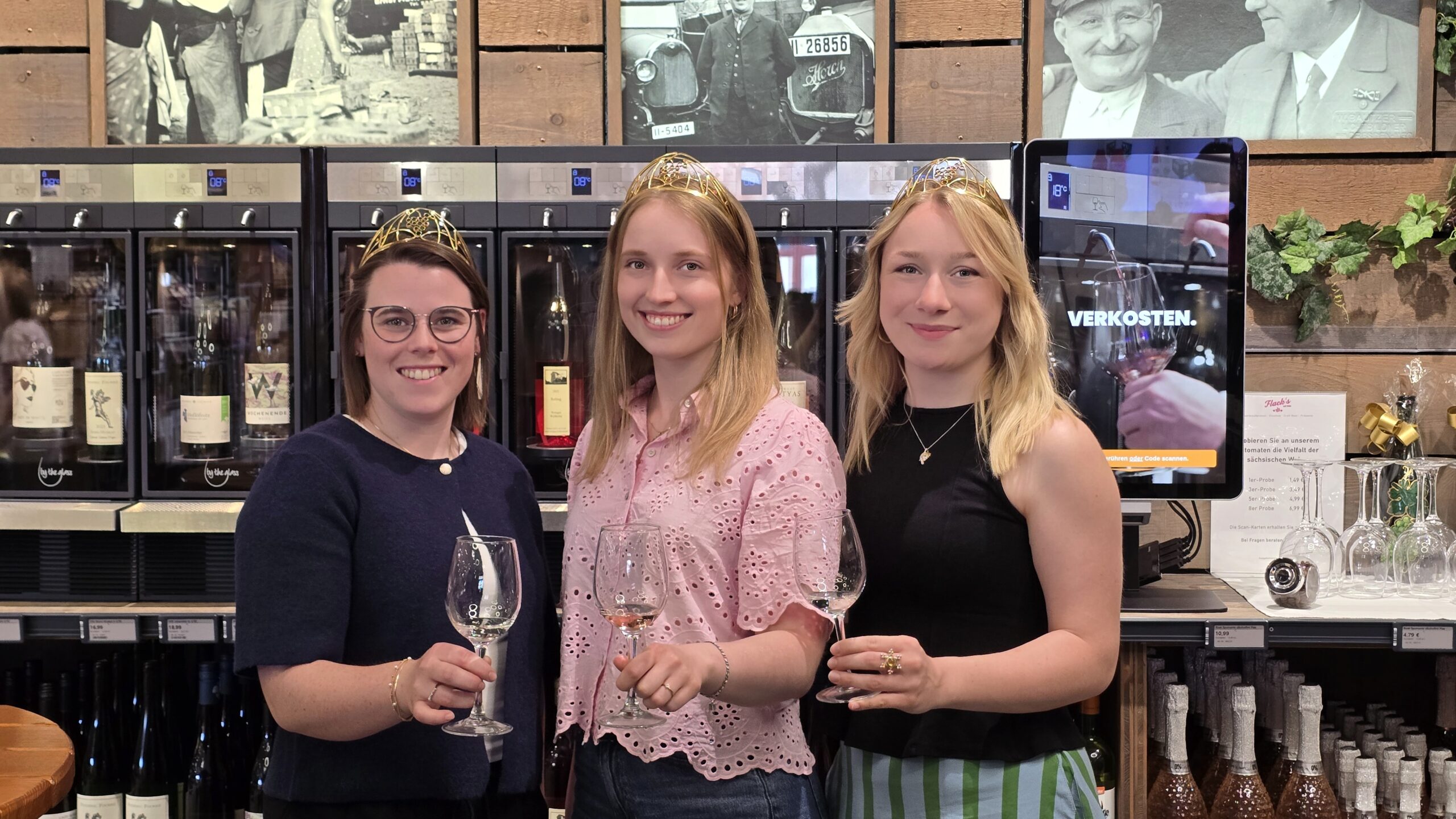 Die Deutsche Weinkönigin Anna Zenz und die Weinprinzessinnen Emma Meinhardt und Katja Simon zu Gast bei Flacks in Radebeul. Foto © Branczeisz