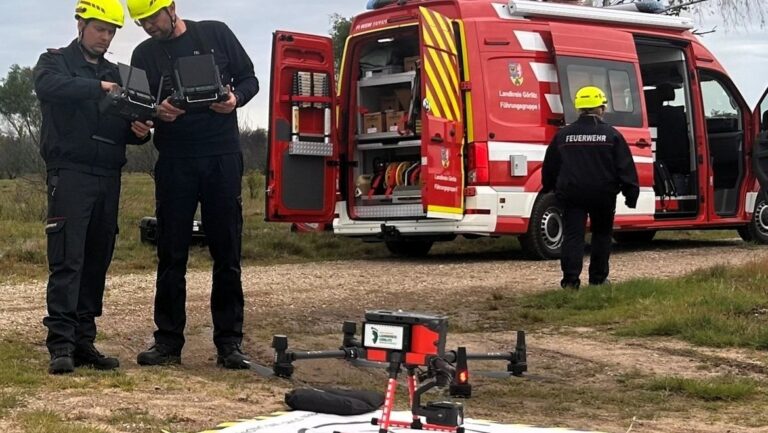 Training zur Lageerkundung mit der Drohne in der Gohrischheide im Landkreis Meißen Training zur Lageerkundung mit der Drohne in der Gohrischheide im Landkreis Meißen. Foto © Landratsamt Meißen