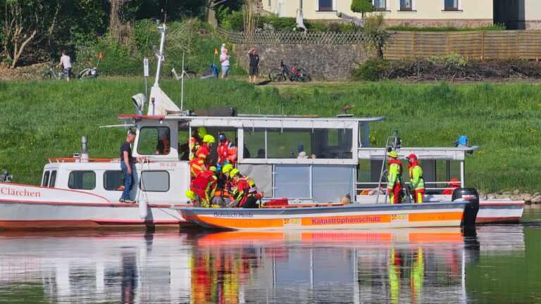 Übung: Einsatzkräfte proben die Evakuierung eines Fahrgastschiffes. Foto © Landkreis Meißen