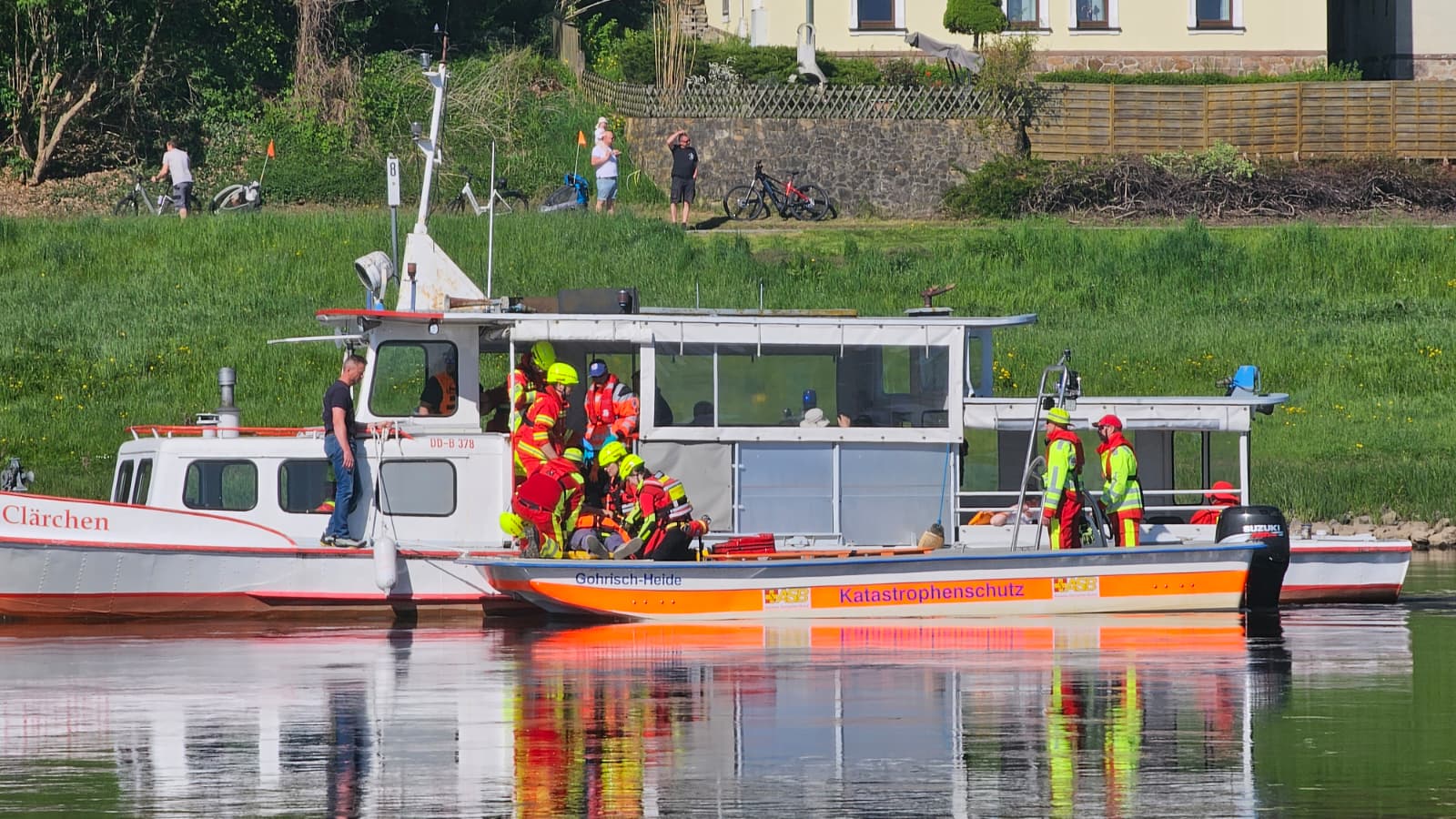 Übung: Einsatzkräfte proben die Evakuierung eines Fahrgastschiffes. Foto © Landkreis Meißen