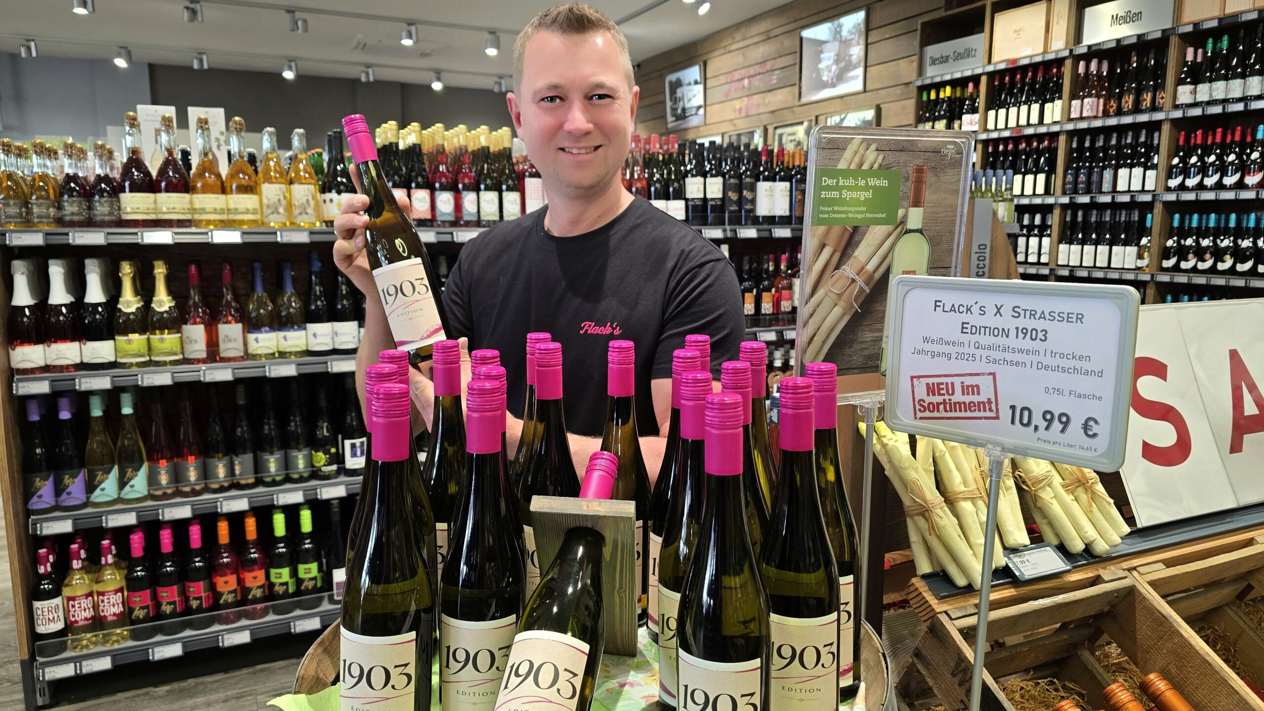 Bei Flack`s Getränkefeinkost in Radebeul sorgt der neue „1903“ schon vor dem offiziellen Start als „Wein des Monats“ im August für neugierige Blicke. Foto © Branczeisz