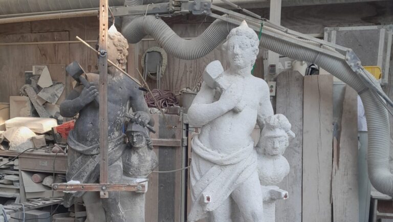 Die barocke Figur „Bildhauerei“ steht ab sofort wieder auf der Mittelachse der Hauptstraße in der Inneren Neustadt – als originalgetreue Kopie. Foto © Stadt Dresden