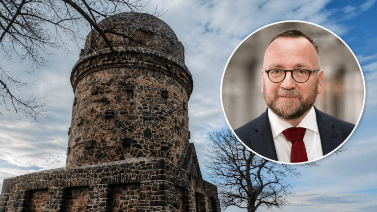 Dr. Jens Baumann, Vorsitzender des Vereins für Denkmalpflege und Neues Bauen Radebeul e.V., fehlt noch das I-Tüpfelchen auf dem Bismarckturm. Foto © Branczeisz