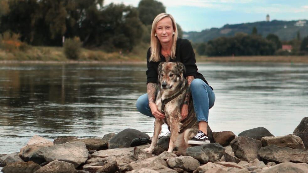 Melli mit ihrem Hund Odin an der Serkowitzer Elbe. Foto © privat