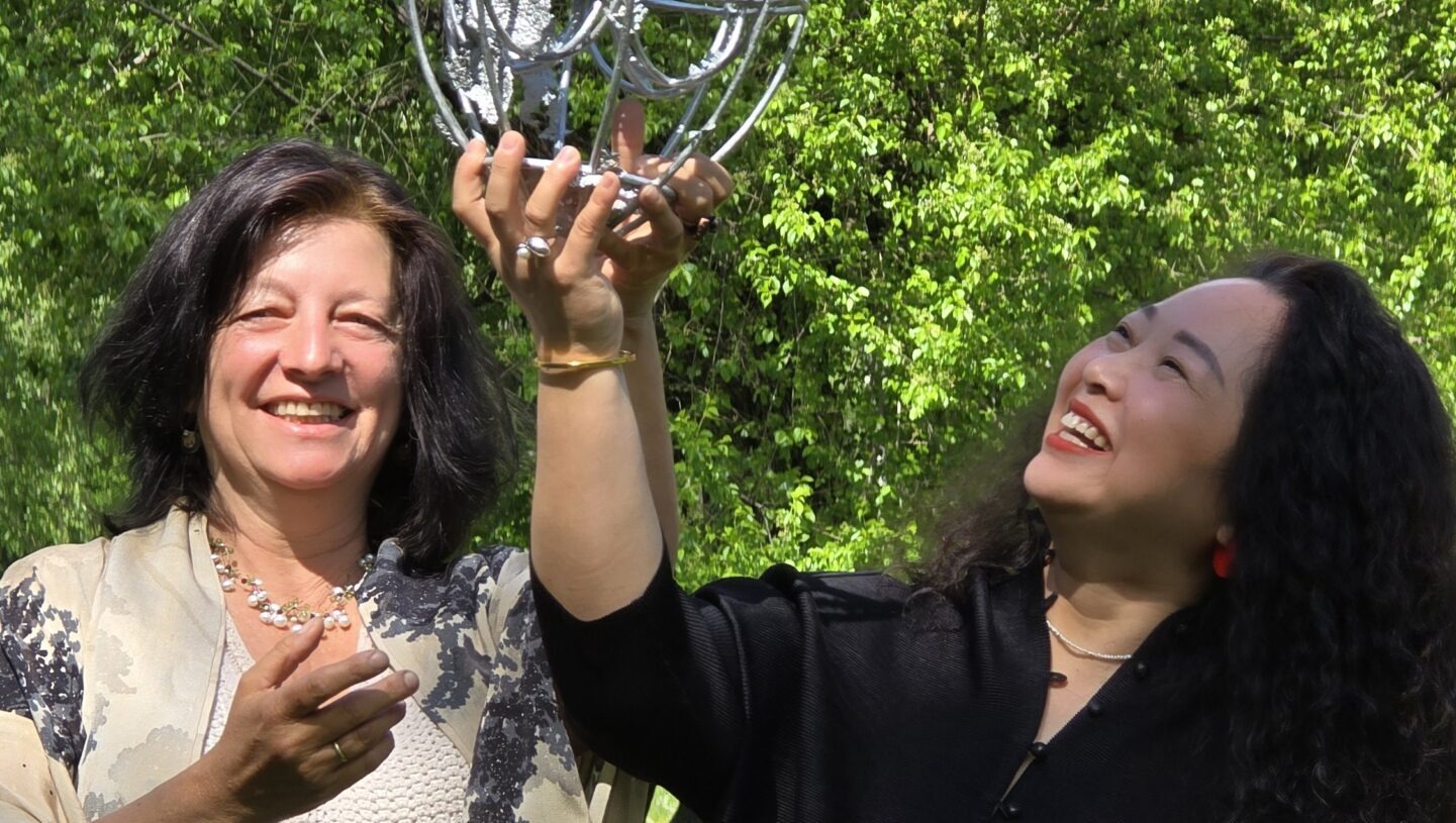 Irene Wieland (Radebeul) und Arakaki Yuuka (Okinawa) stimmen sich mit einer Installation auf den Kunstsommer ein. Foto © Branczeisz
