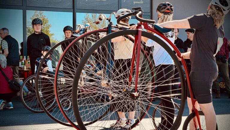 Weinböhla bereitet sich auf die Hochrad-Weltmeisterschaft 2028 vor. Das Fahrradfest 2026 zeigte bereits internationales Flair und spektakuläre Rennen. Foto © Gerald Pforte