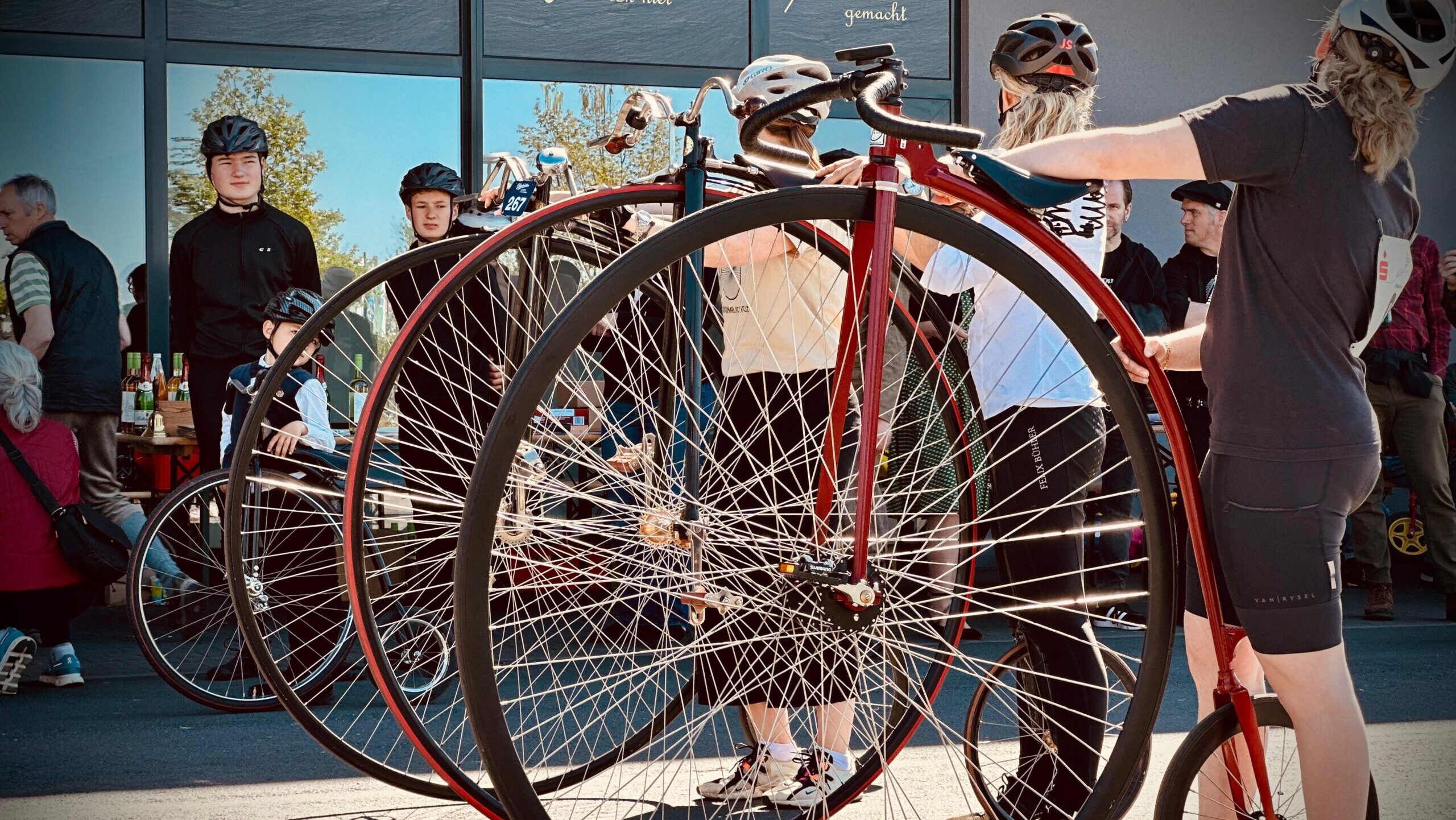 Weinböhla bereitet sich auf die Hochrad-Weltmeisterschaft 2028 vor. Das Fahrradfest 2026 zeigte bereits internationales Flair und spektakuläre Rennen. Foto © Gerald Pforte