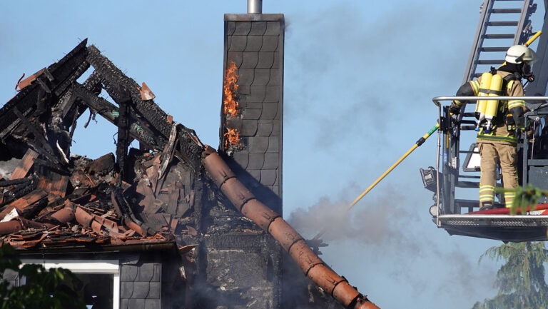 Dachstuhl eines Wohnhauses in der Goethestraße ausgebrannt. Mehrere Feuerwehren im Großeinsatz. Foto © Roland Halkasch